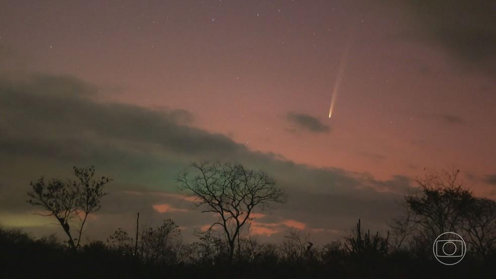 Astrônomos contam quando será o momento ideal para olhar para o céu e avistar o ‘Cometa do século’