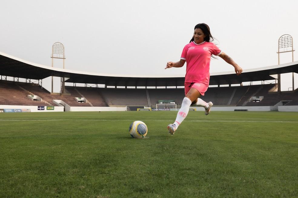 Micaelly com o novo uniforme da Ferroviária, em homenagem ao Outubro Rosa