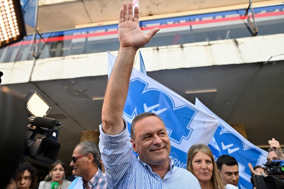 Candidato do Partido Nacional à Presidência do Uruguai, Alvaro Delgado acena após votar em Montevidéu