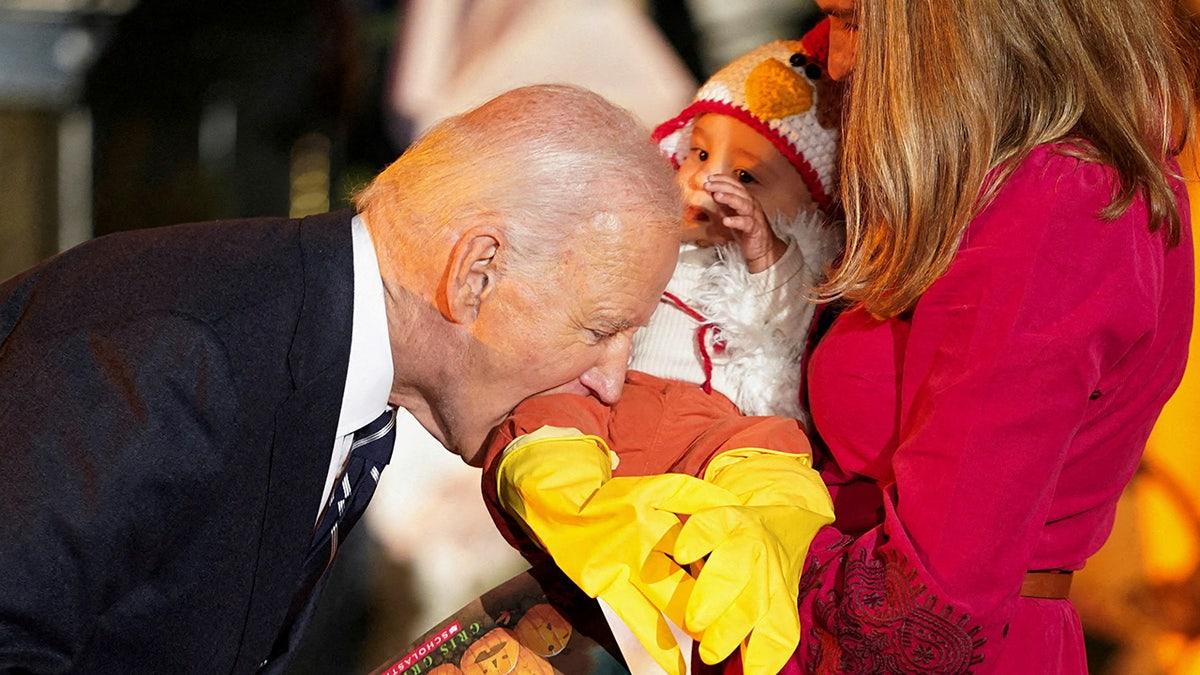 Joe Biden morde bebê fantasiado de frango