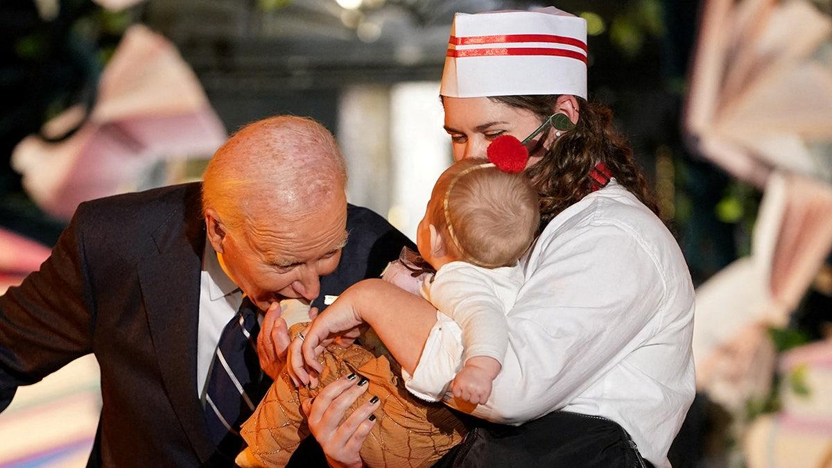 Biden morde criança em fantasia de Halloween