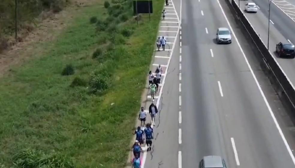 Romeiros caminhando na rodovia Presidente Dutra