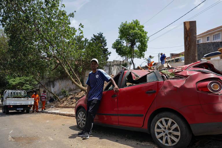 Carro danificado após tempestade