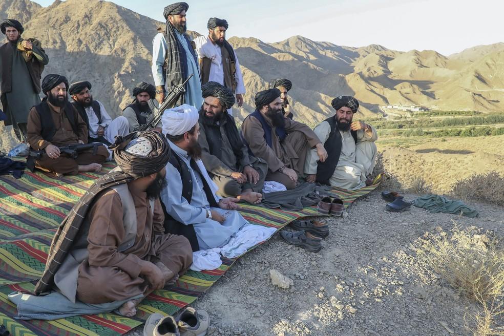 Sirajuddin Haqqani durante visita a combatentes talibãs perto de Kandahar