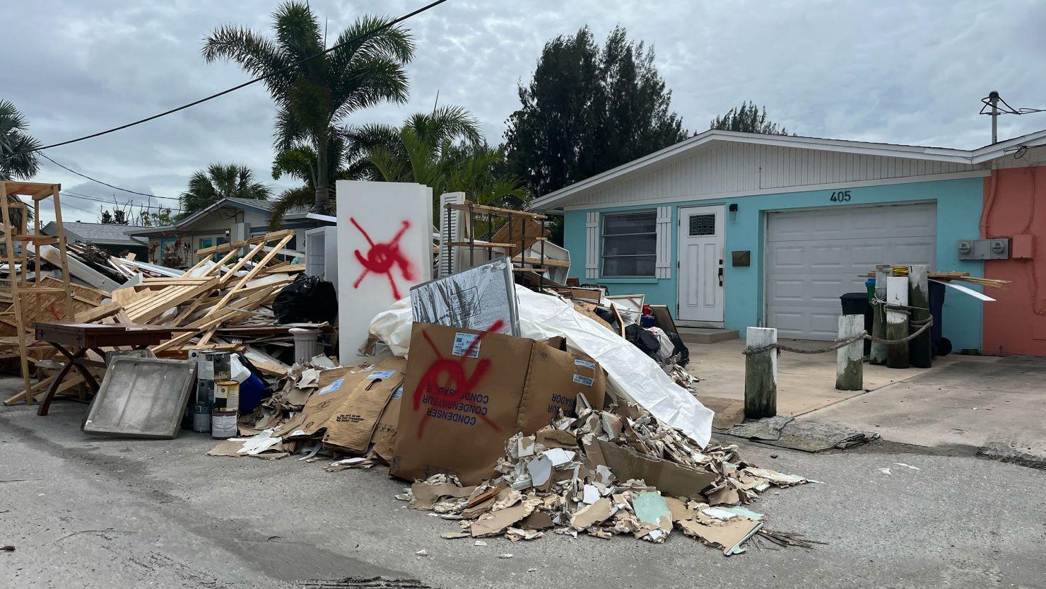 Detritos da tempestade do Furacão Helene em Anna Maria Island, Florida