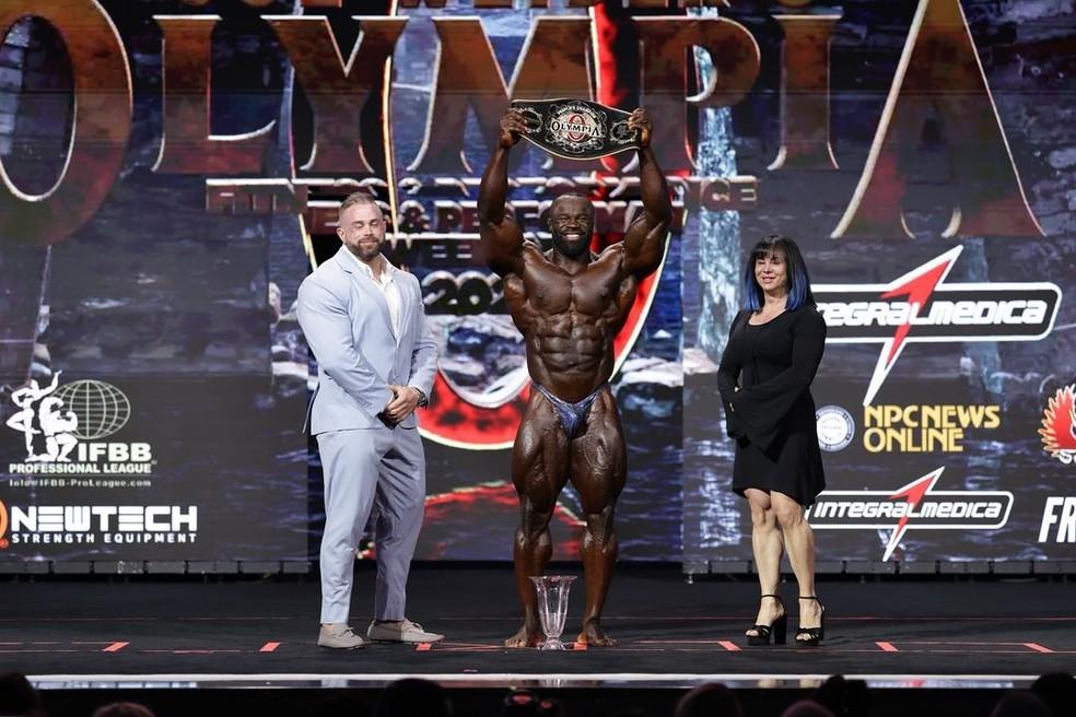 Samson Dauda ao ser premiado como Mr. Olympia na edição 2024 do evento