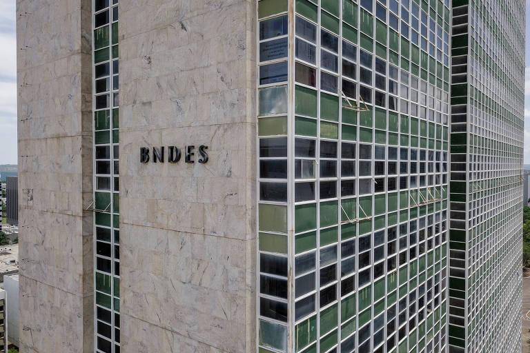 Candidatos realizam prova do concurso do BNDES