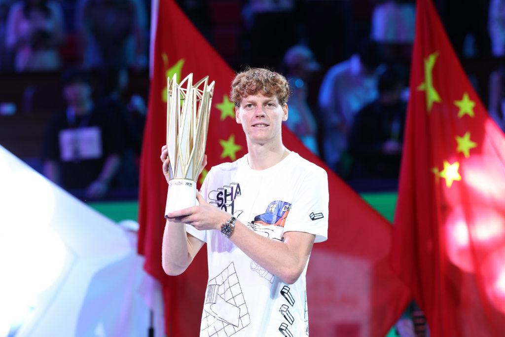 Jannik Sinner posando com o troféu após a final do torneio de tênis.