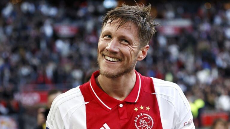 Wout Weghorst brilha em vitória do Ajax sobre o FC Groningen com gol e assistência