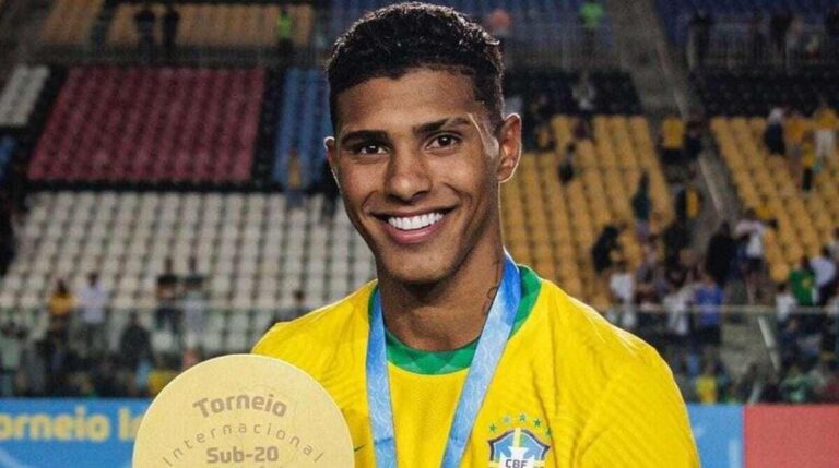 Após resultado de DNA, jogador Vinícius Tobias descobre que não é pai de influencer