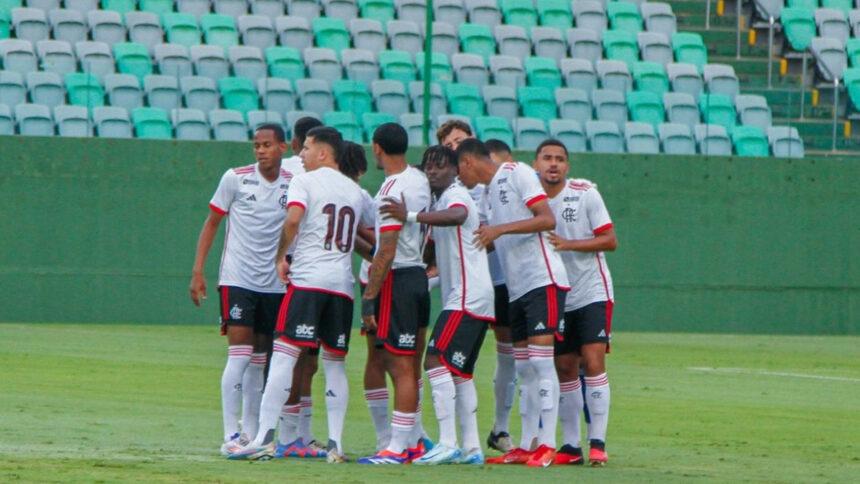 Os jogadores do Flamengo se preparando para a partida