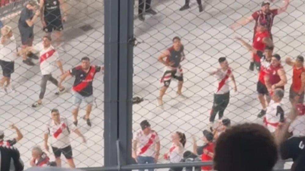 Torcedores do River Plate fazem gestos racistas antes de jogo pela semi da Libertadores.