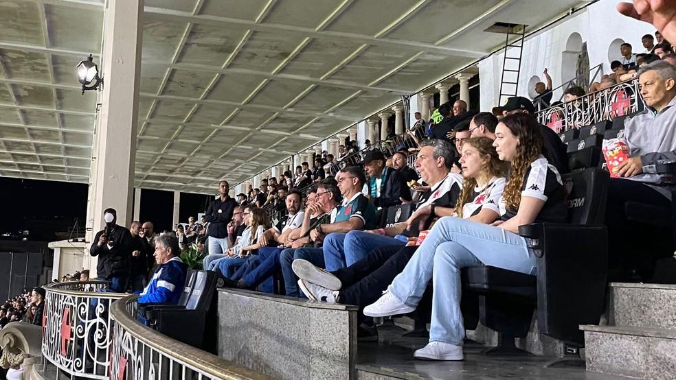 Alexandre Ramagem e Jair Bolsonaro assistem a jogo no estádio de São Januário