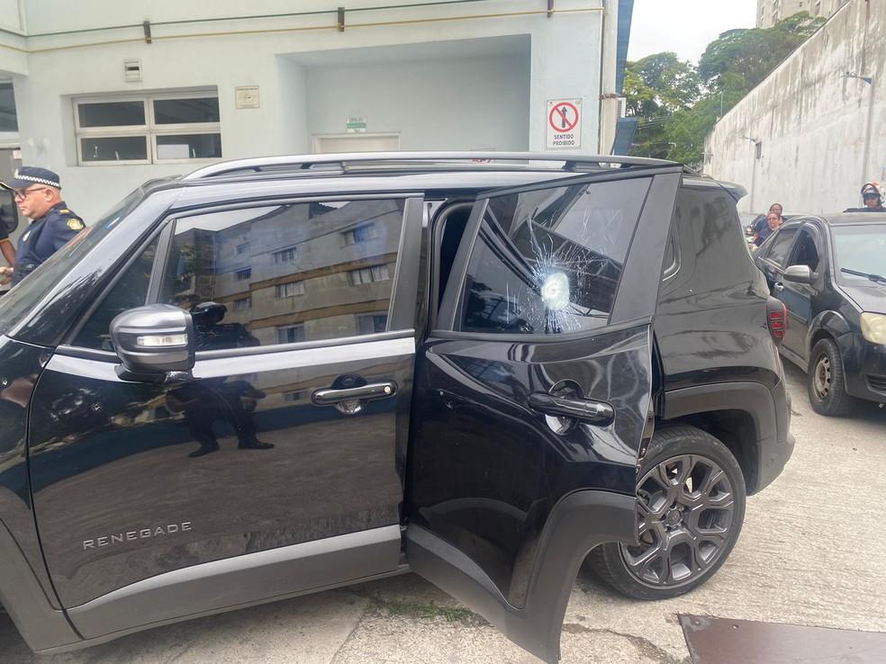 Carro de prefeito de Taboão da Serra, José Aprígio da Silva, é alvejado