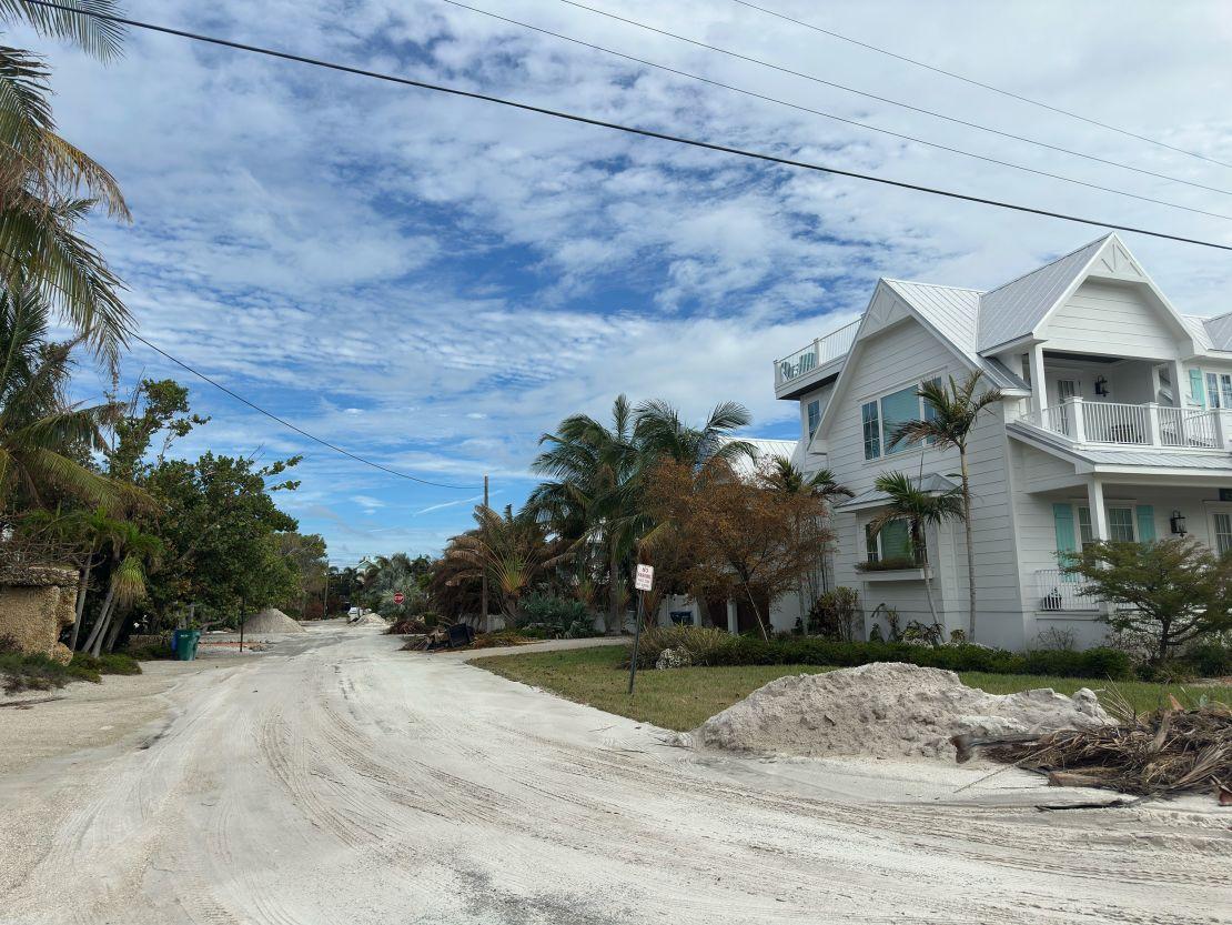 Areia de duna empurrada para o interior pela tempestade do Furacão Helene em Anna Maria Island