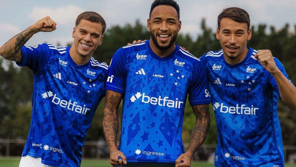 Jogadores do Cruzeiro posam para foto que divulgou novo patrocínio.