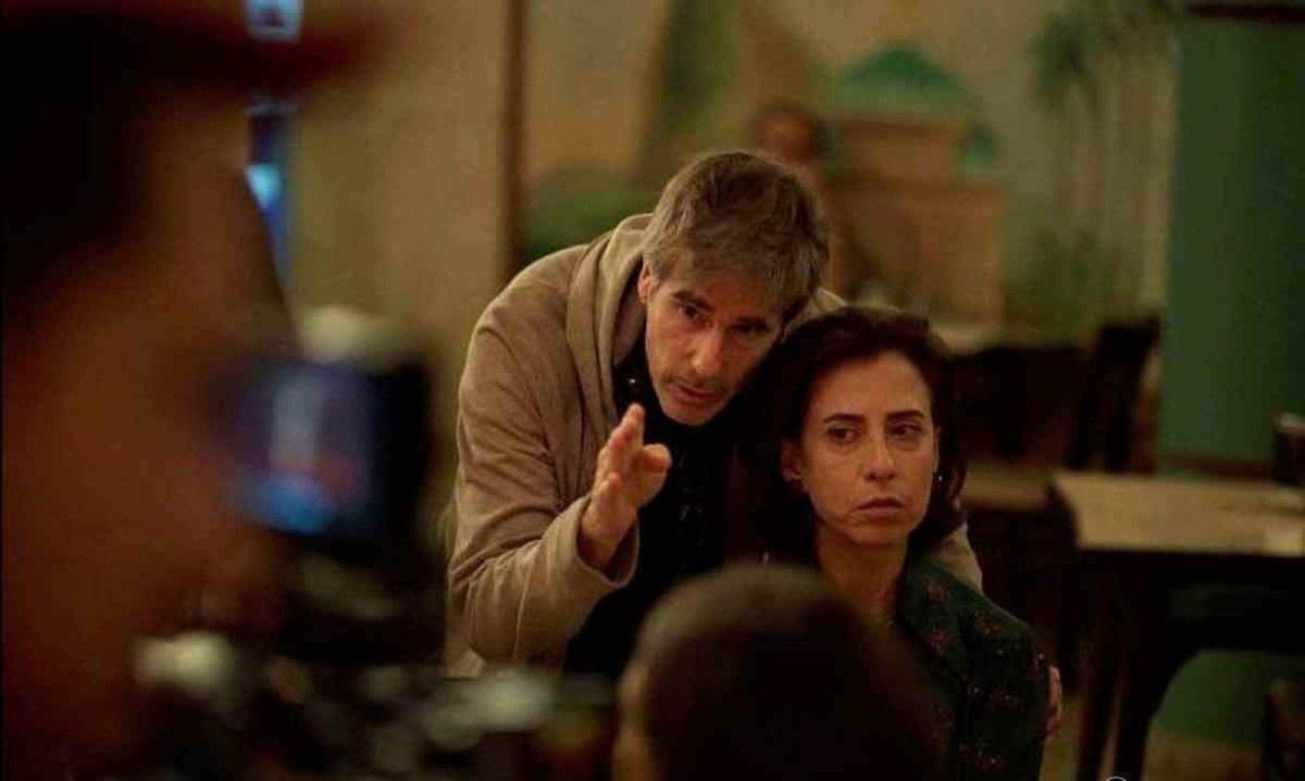 Walter Salles dirige Fernanda Torres em cena do filme 'Ainda estou aqui'.