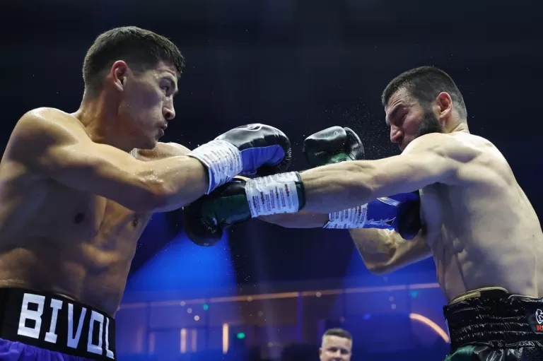 Artur Beterbiev vence Dmitry Bivol em luta polêmica e se torna campeão indiscutível