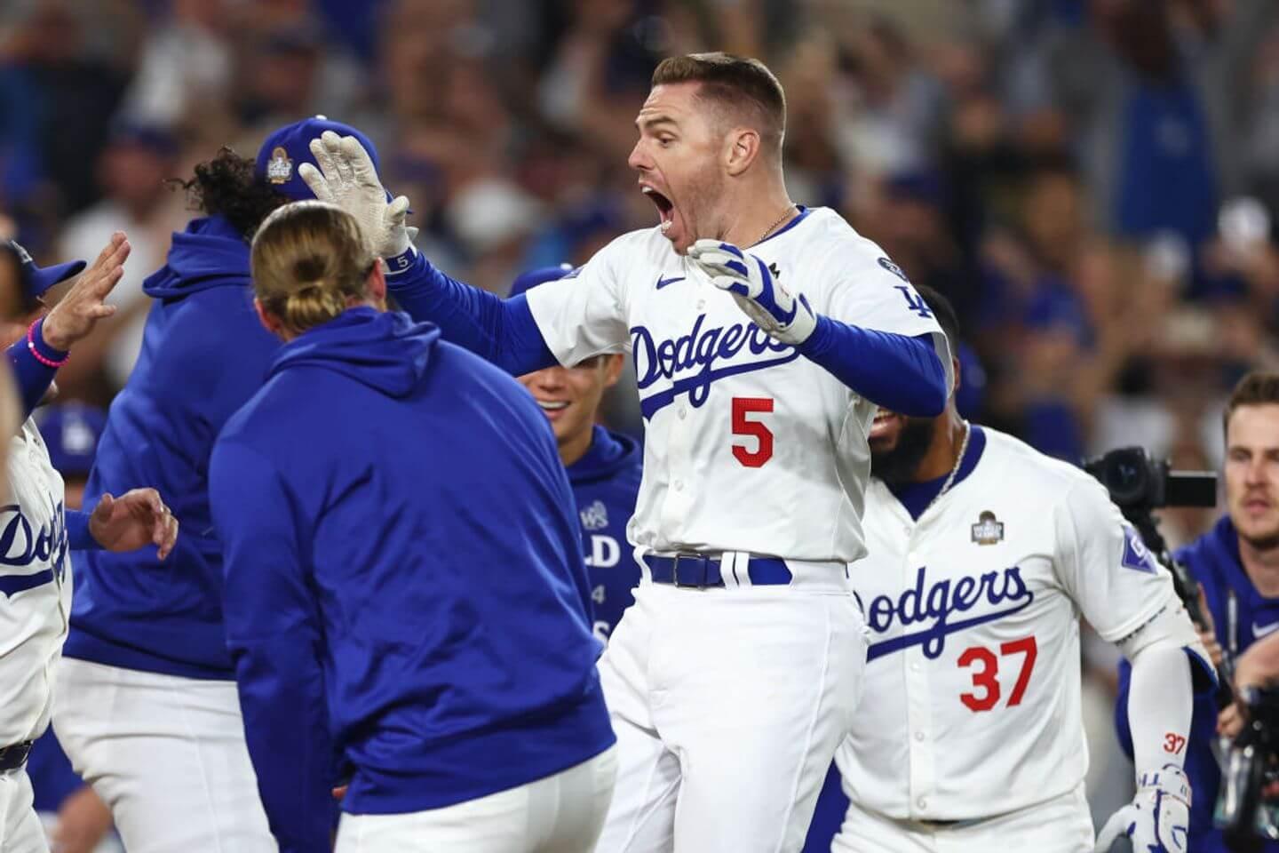 Freddie Freeman com a equipe Dodgers após o grand slam que garantiu a vitória sobre os Yankees