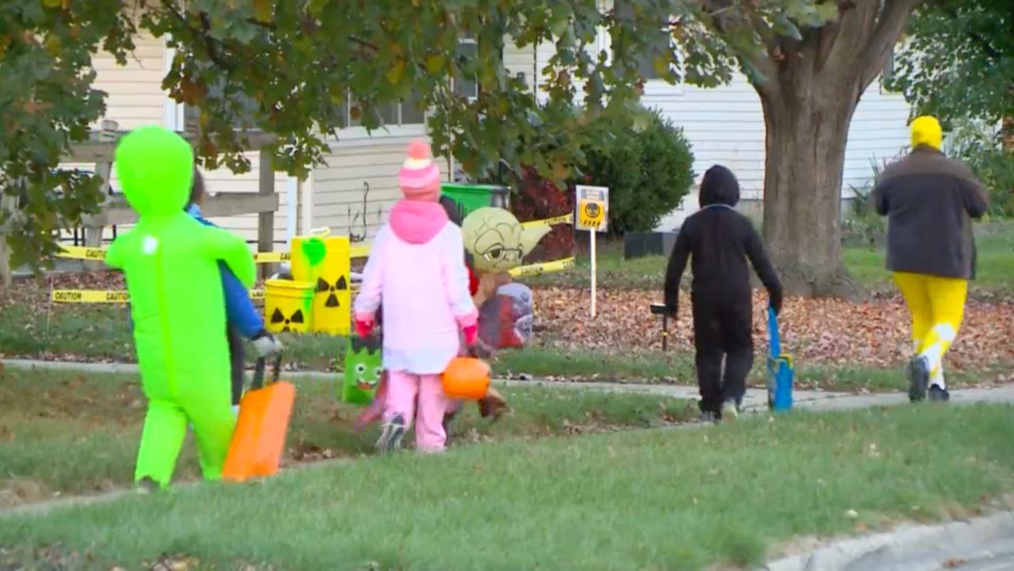 Crianças em Des Moines, Iowa, fazendo 'trick-or-treating' no Beggars' Night em 2023.