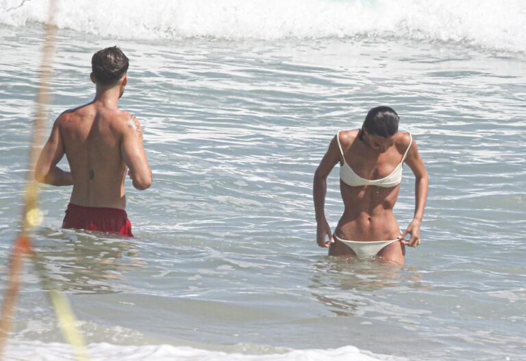 João Guilherme e Bruna Marquezine desfrutam de dia romântico na praia do Rio de Janeiro