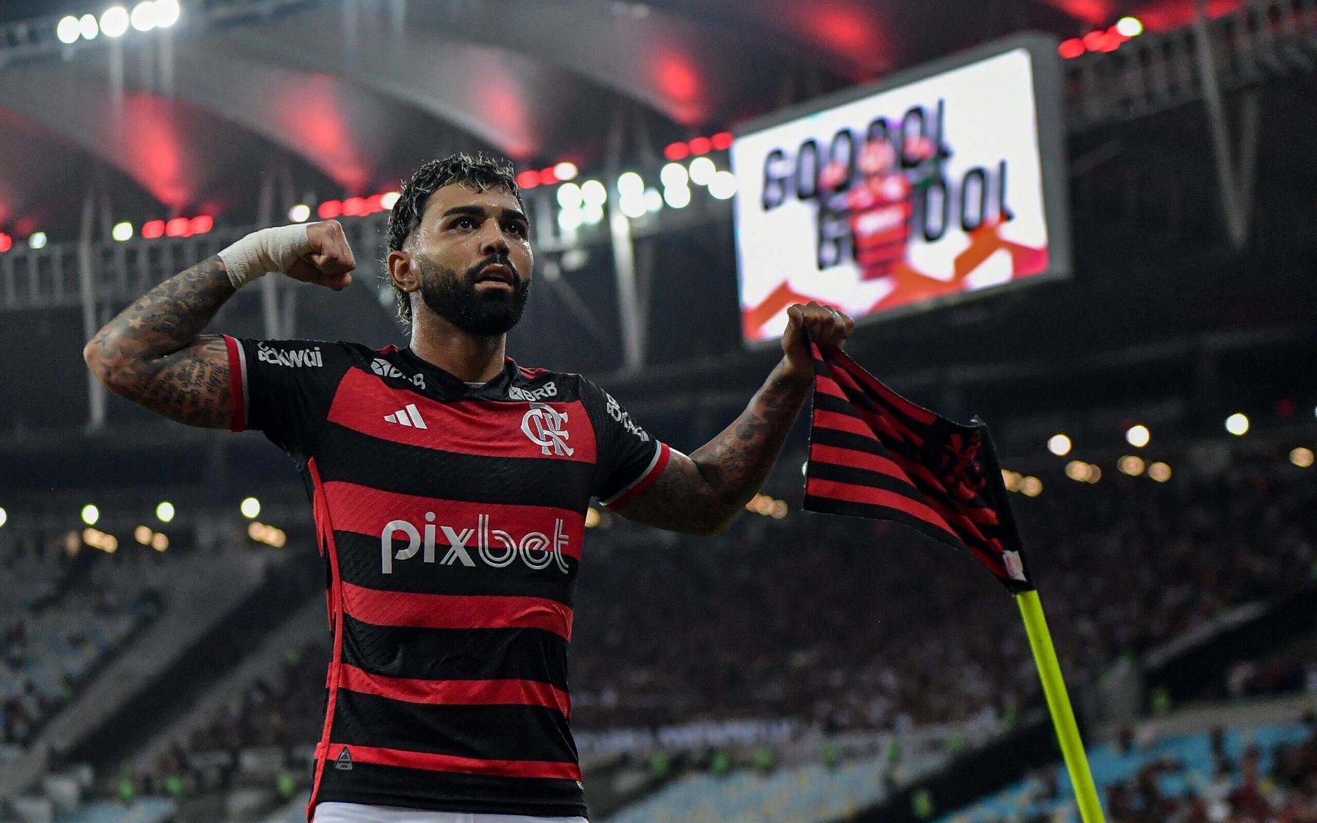 Gabigol em campo com a camisa do Flamengo