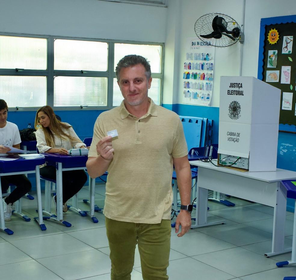 Luciano Huck vota no Rio de Janeiro