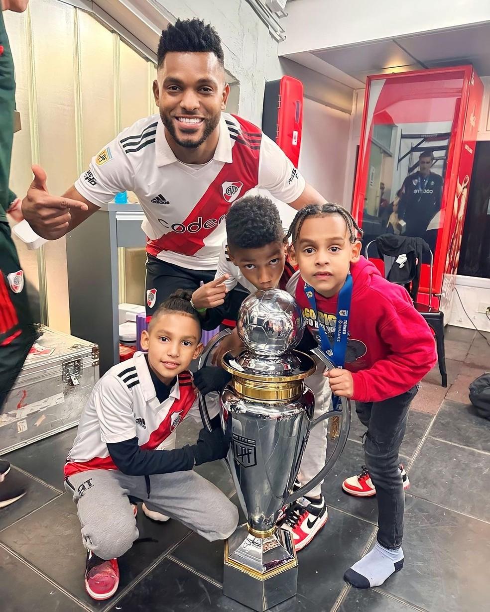 O atacante Miguel Borja, do River Plate, com os três filhos