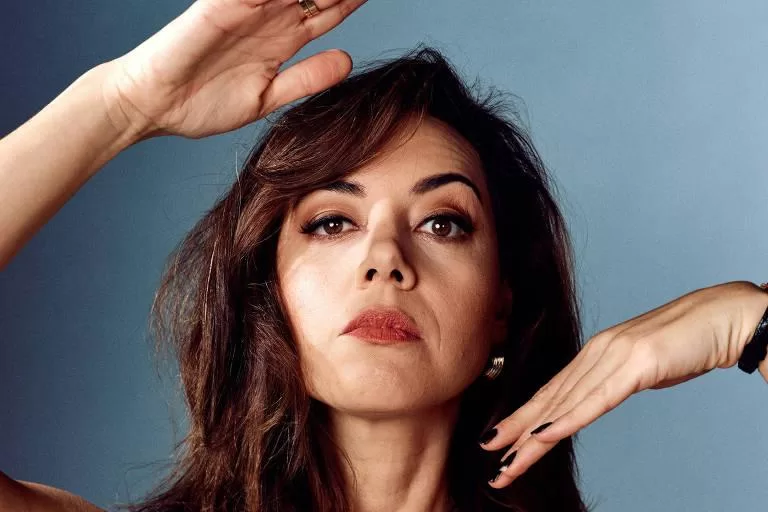 Aubrey Plaza: A Transição da Garota Sarcástica para Estrela do Oscar