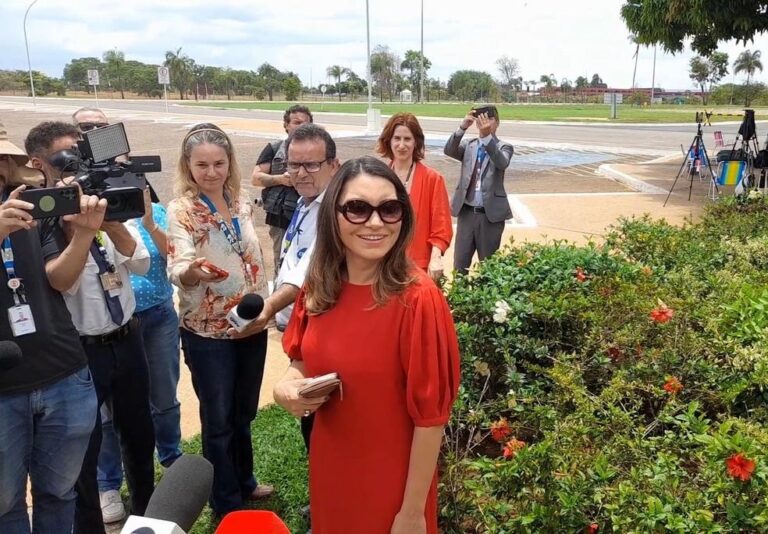 Lula Retorna ao Trabalho no Palácio do Planalto Após Queda