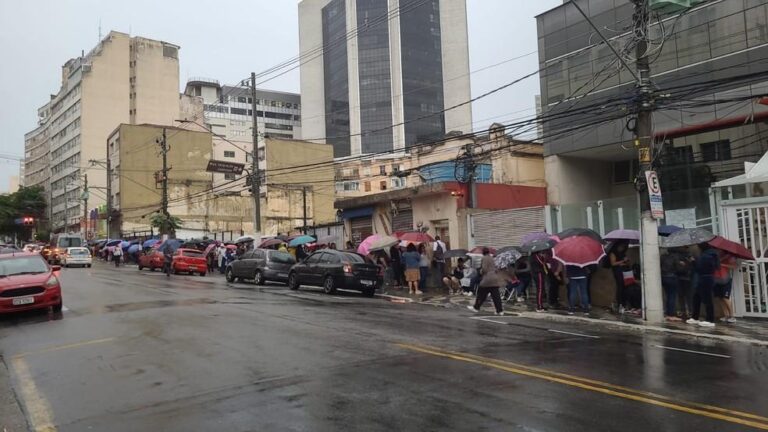 Fila Gigante em São Paulo: Trabalhadores Buscam Isenção da Contribuição Sindical