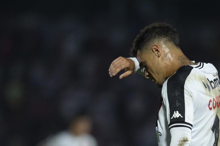 Coutinho e Léo são desfalques do Vasco contra o Bahia no Brasileirão