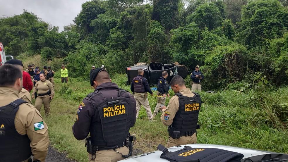 Caminhonete com cinco policiais militares capota na BR-376