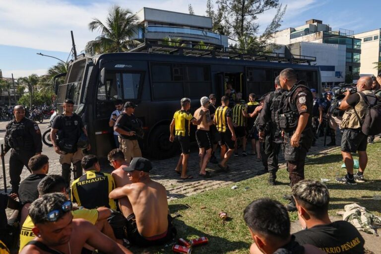 Caos no Recreio: Conflitos entre Torcedores do Peñarol e a População Carioca