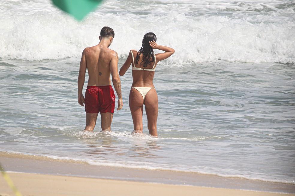 João Guilherme e Bruna Marquezine se divertindo na praia