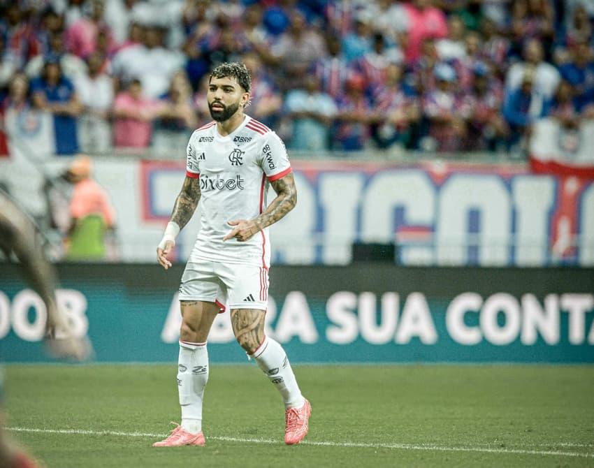 Gabigol e torcida do Flamengo durante jogo