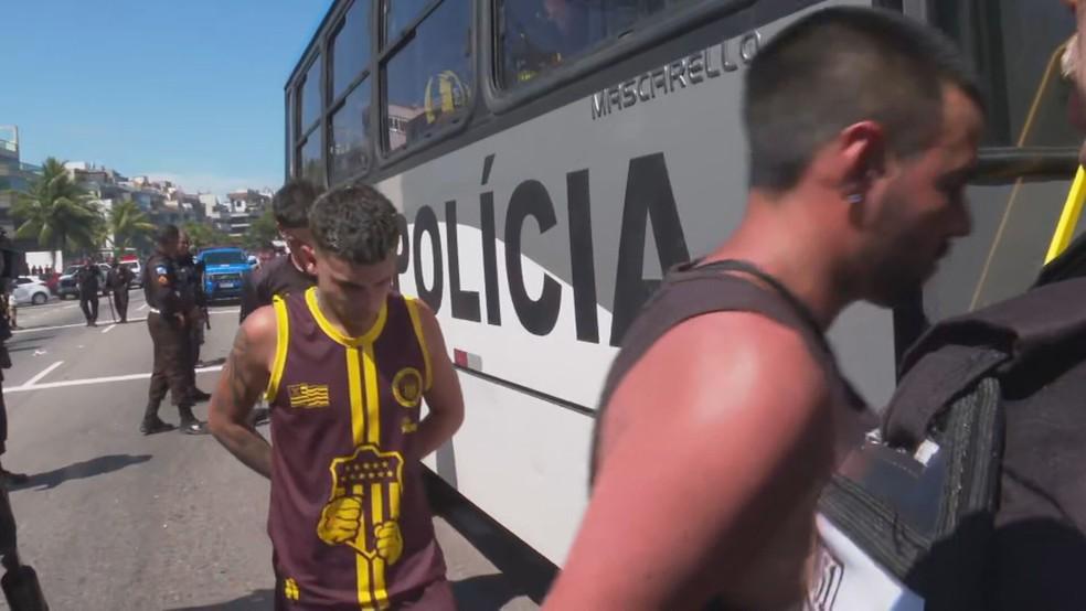 Torcedores do Peñarol entram em ônibus da Polícia Militar