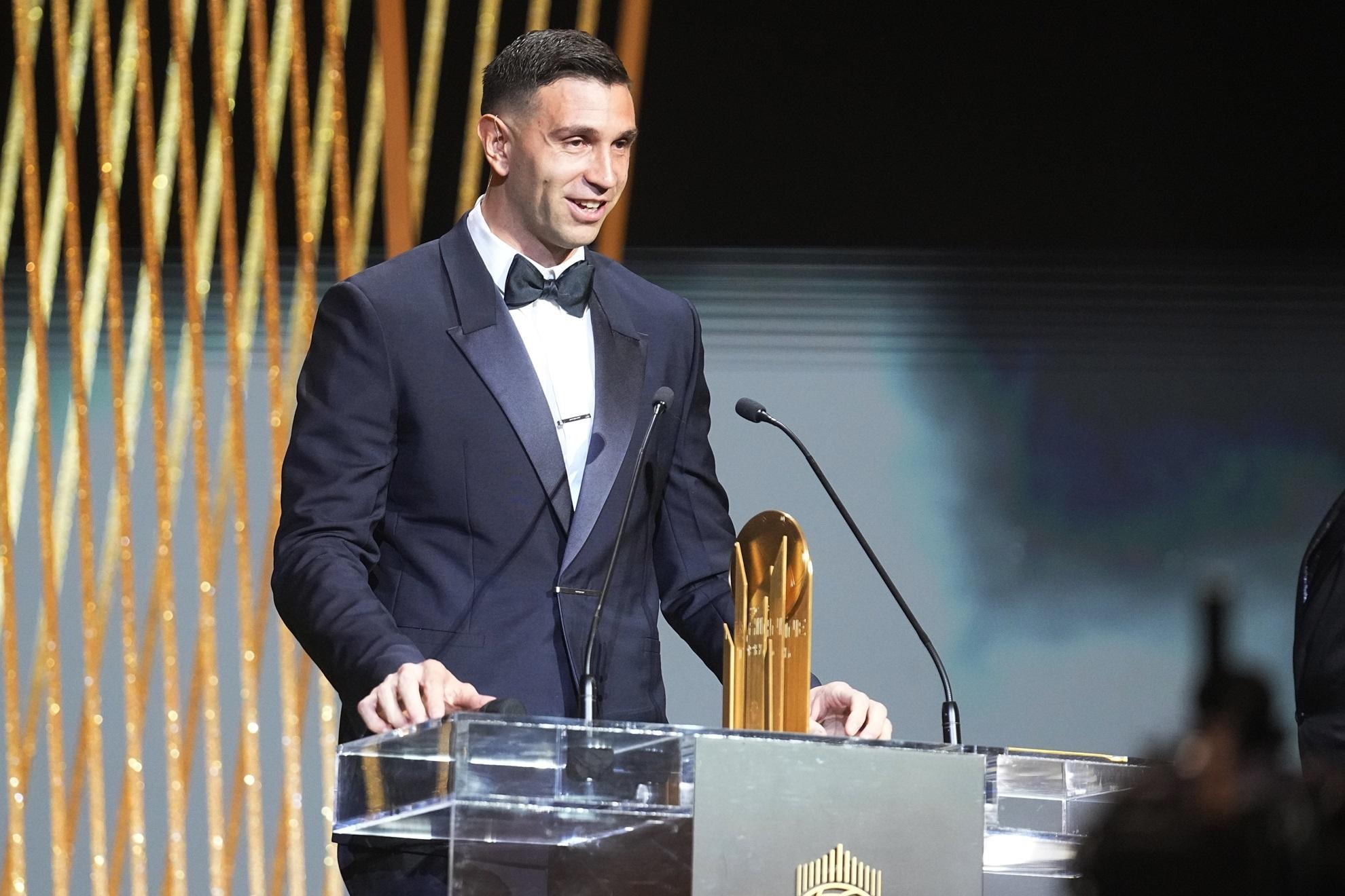 El Dibu Martínez, en la gala con el Troféu Yashin.