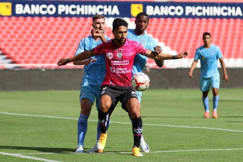 Jeison Medina, jugador de Independiente del Valle, defende um balón ante rivais de la Universidad Católica em Copa Ecuador.