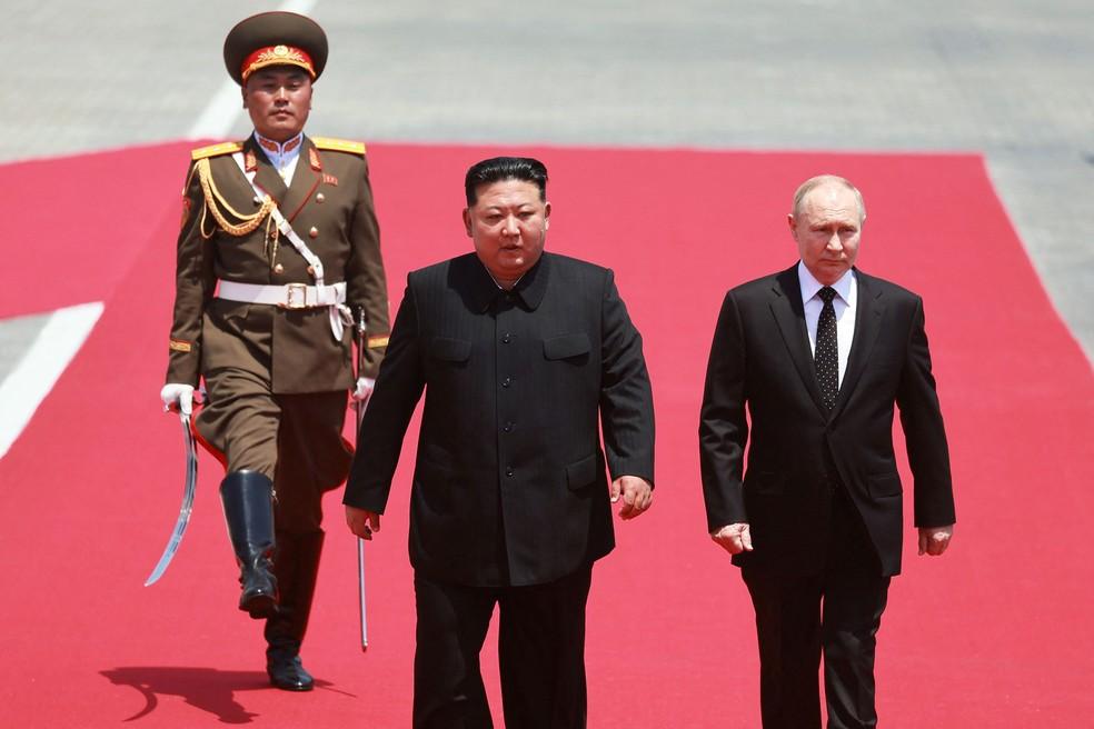 Kim Jong-un e Vladimir Putin participam de cerimônia em Pyongyang