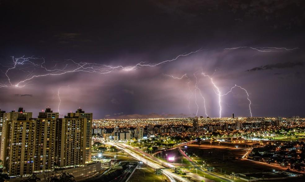 Raios registrados no céu de Brasília por fotógrafo.