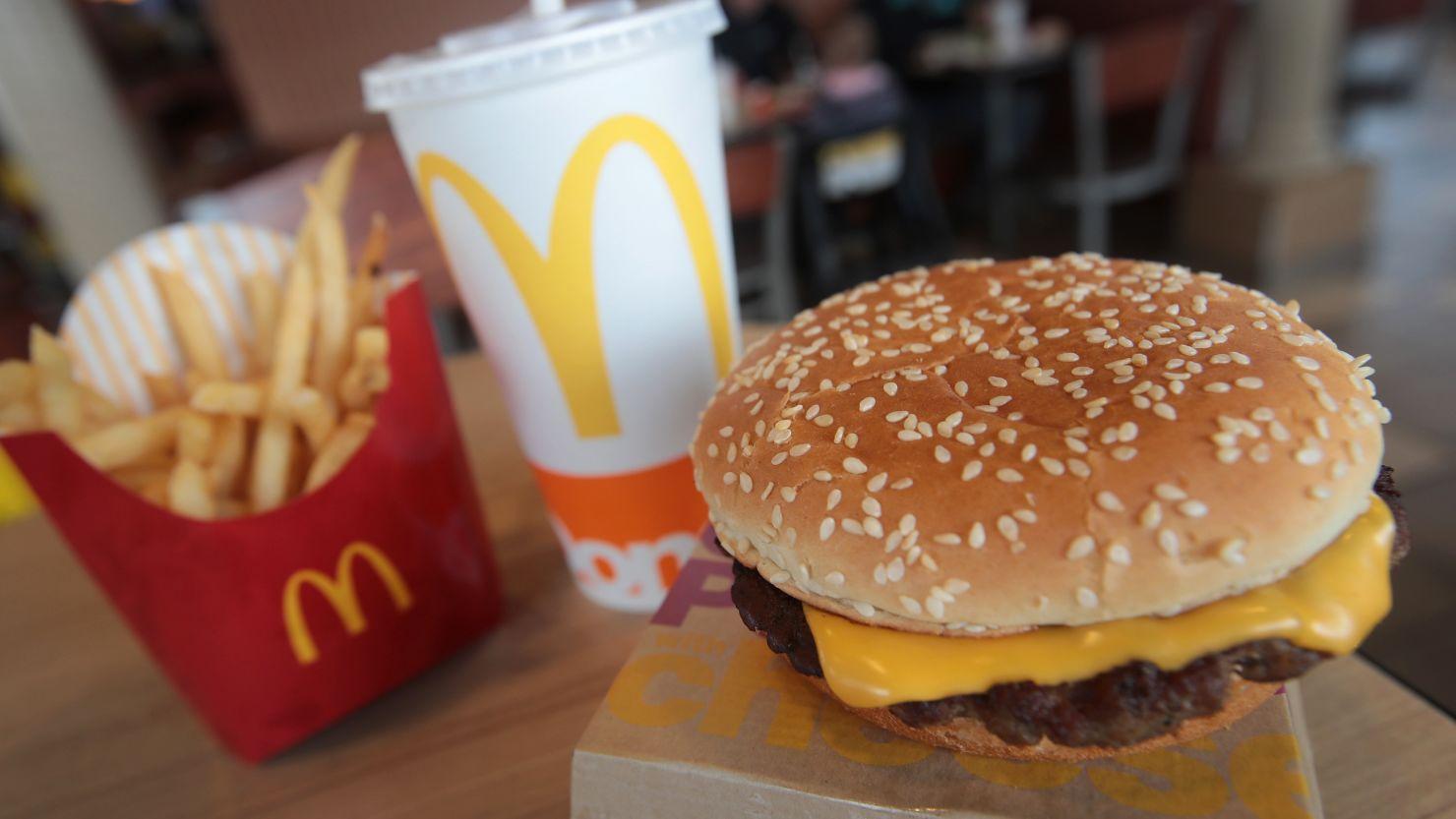 Quarter Pounder servido em um restaurante do McDonald's