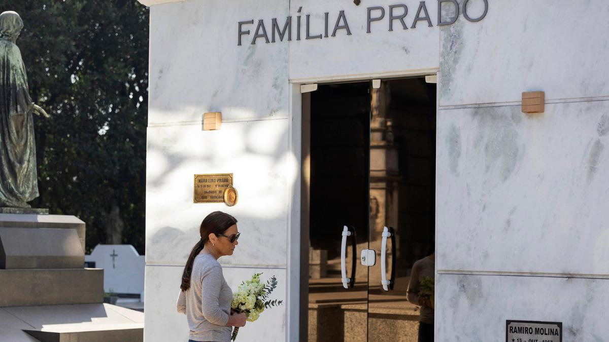 Mércia, personagem de Adriana Esteves, entra no mausoléu de Molina, na fachada, está escrito 'Família Prado'.