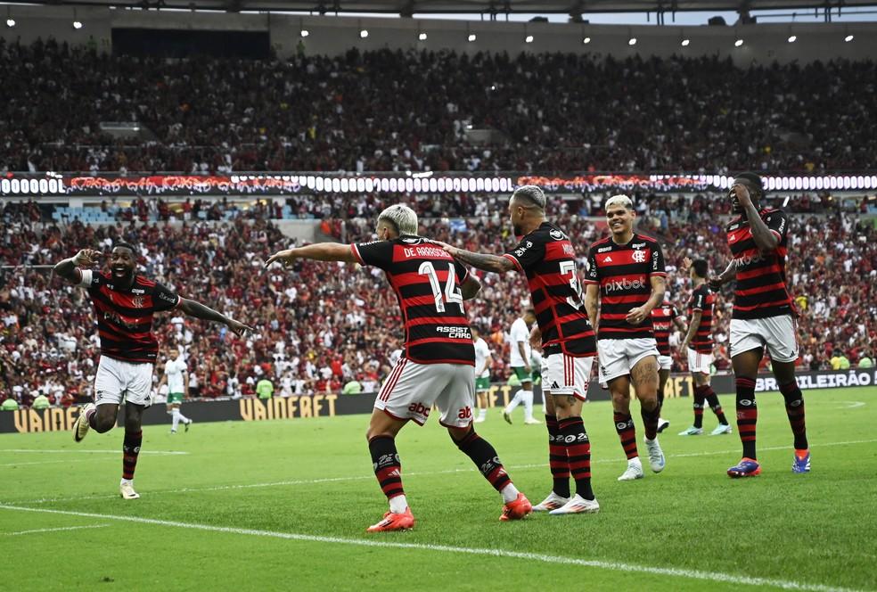 Flamengo comemora gol de Arrascaeta contra o Juventude