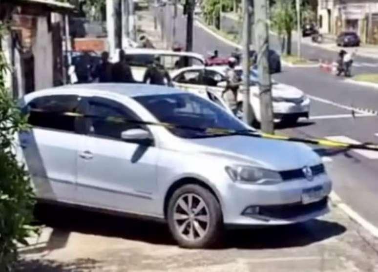 Homem é morto em semáforo na zona norte de Porto Alegre. Foto mostra a cena do crime