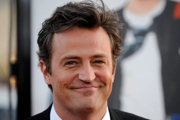 Um ano após a morte de Matthew Perry: família busca justiça e reflete sobre seu legado