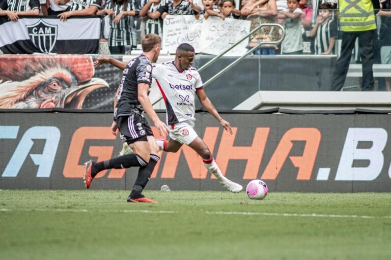 Em partida emocionante, Vitória empata com Atlético-MG e Alerrandro brilha