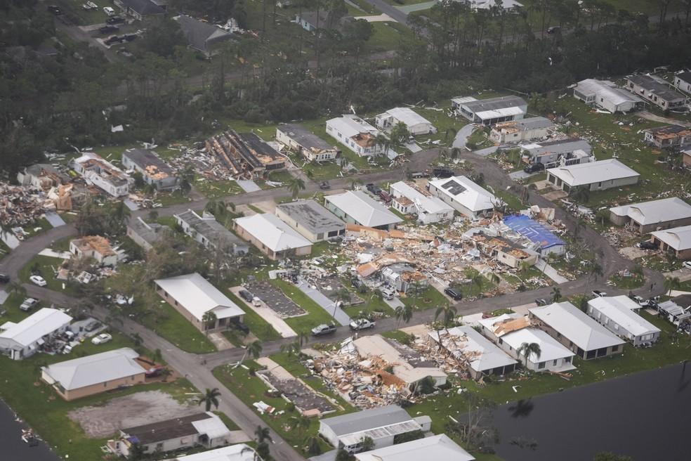 Vista aérea de casas destruídas pela passagem do furacão Milton em Fort Pierce, na Flórida, em 10 de outubro de 2024.