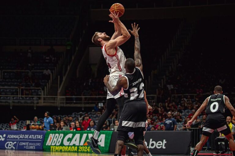 Corinthians encerra jejum e surpreende Flamengo no NBB