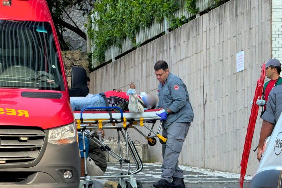 Homem foi resgatado após cair de paraglider próximo ao Morro do Maluf, em Guarujá (SP)